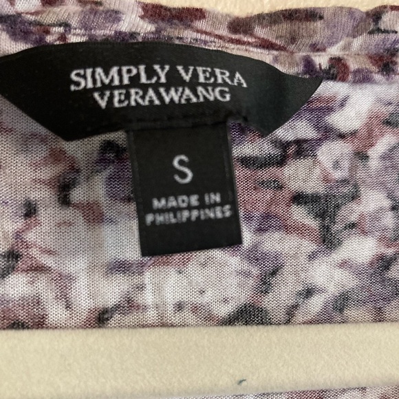 Purple floral tee by simply vera vera Wang, Size small, V-neck, lightweight tee - Picture 2 of 5